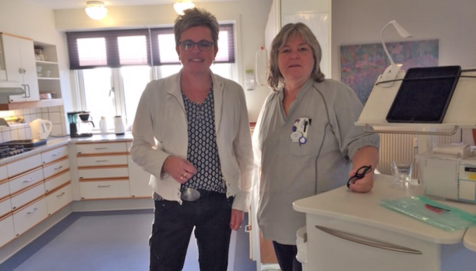 Tina Olsen og Lone Kirk på Lollandshus ved siden af medicinvognen, der er blevet til i et samarbejde med Desigskolen Kolding.