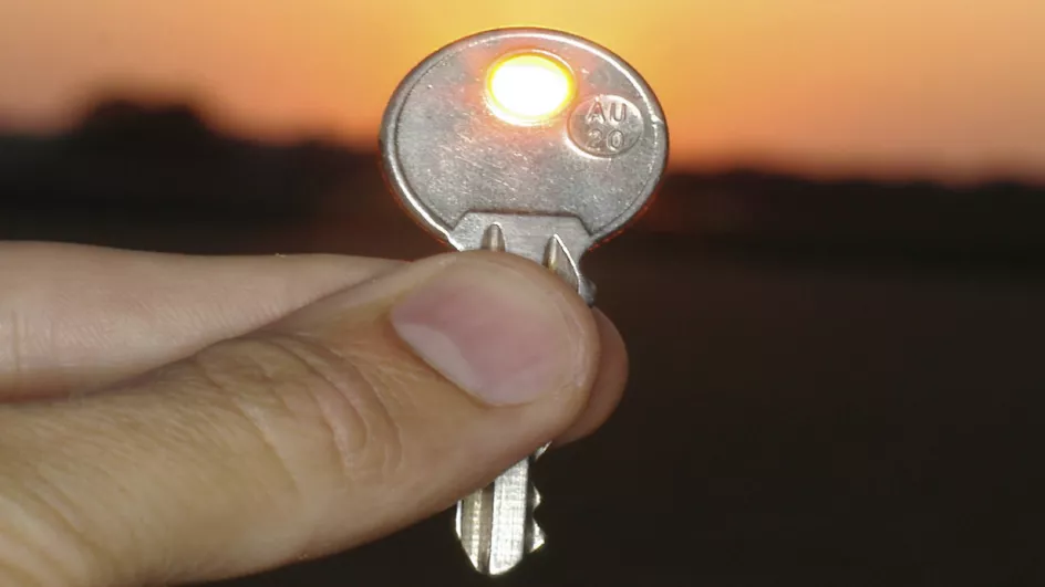 Solnedgang set gennem nøgle