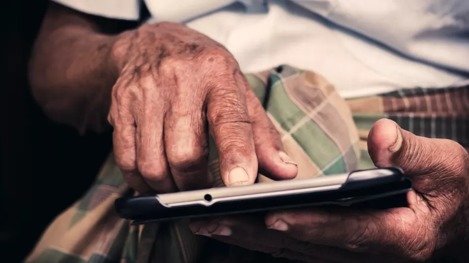 Ældre kvinde bruger iPad