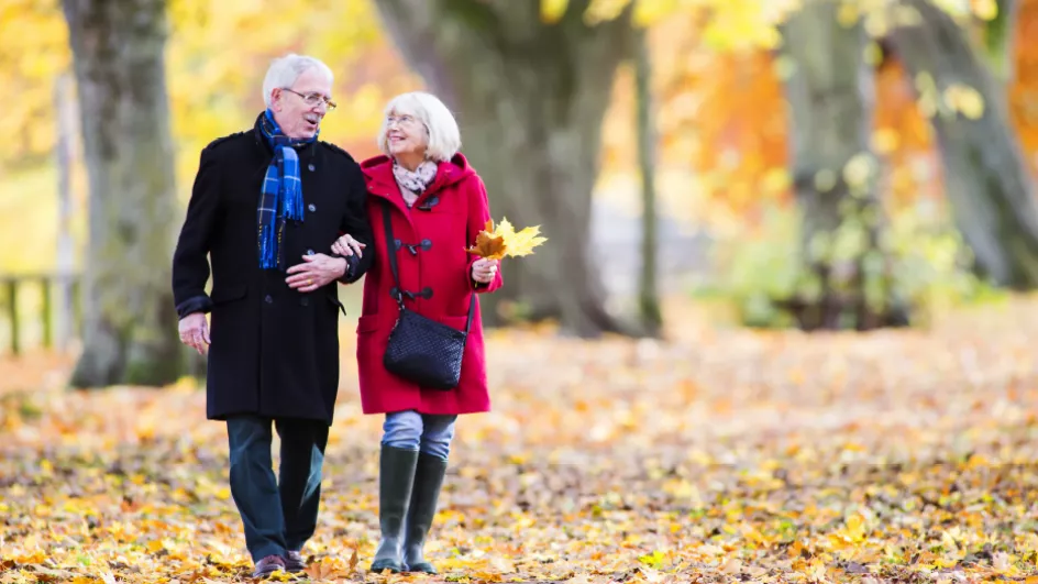 Ældre ægtepar går tur. Noget som kan være svært med analinkontinens.