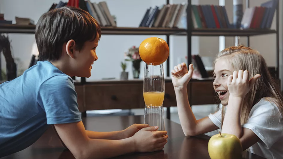 Børn med appelsin