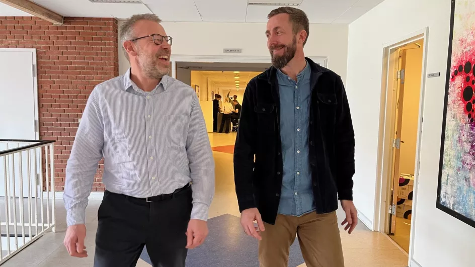 KUI-leder og udskolingsleder går ned ad skolegang