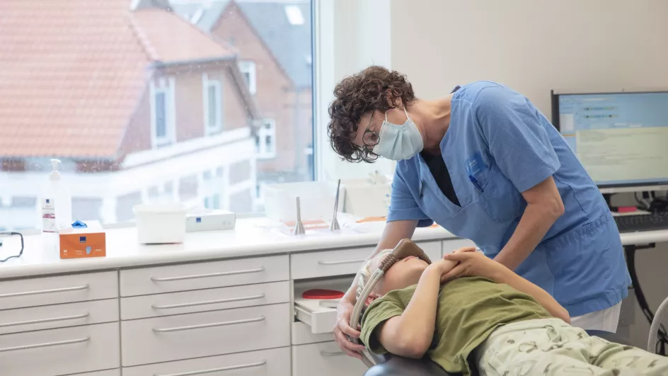 Tandklinikassistent behandler dreng 