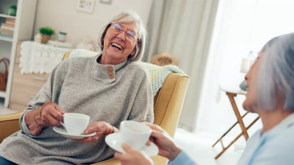 kvinde drikker kaffe