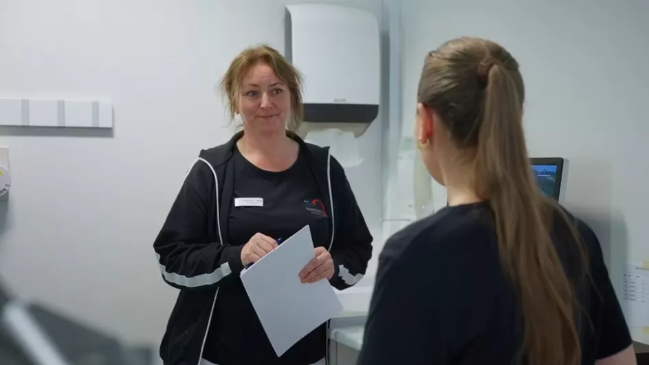 To klinikassistenter snakker sammen i klinikken