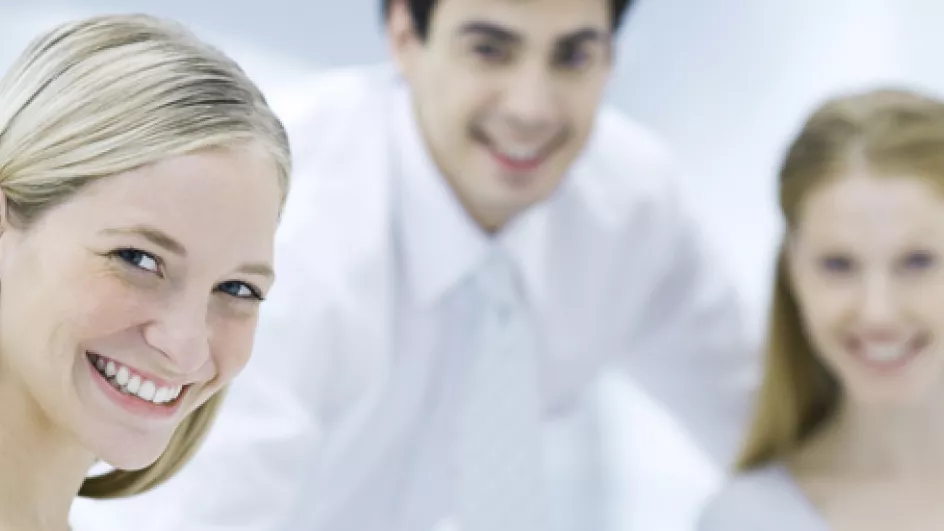 Tre mennesker, glade og arbejdsglæde, arbejdsrytmer