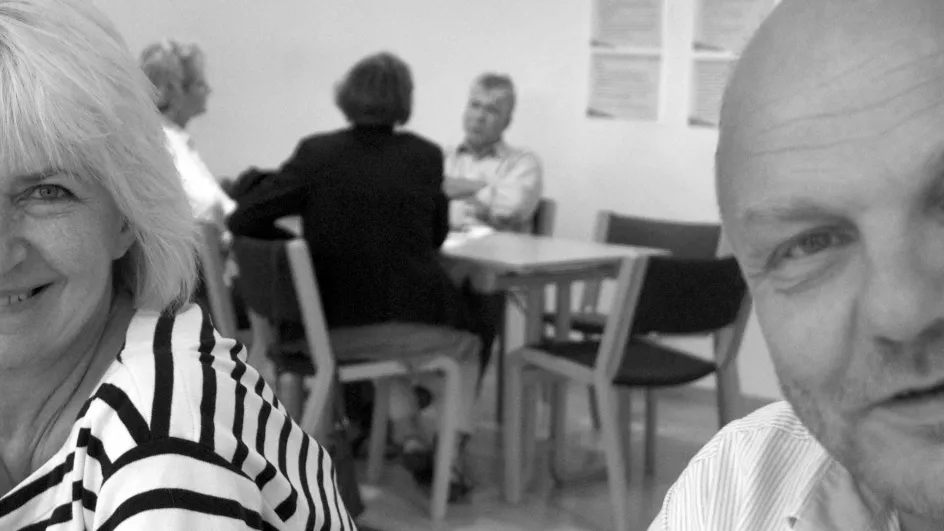 Lise-Lotte Sams, daglig leder på Byhøjskolen, og Jeppe Jensen, vejleder på Nye Veje, fortæller, at Ungdomsskolen i Københavns Kommune har været underlagt store forandringer, men at man arbejder målrettet for, at medarbejderne får en positiv tilgang til ændringerne.
